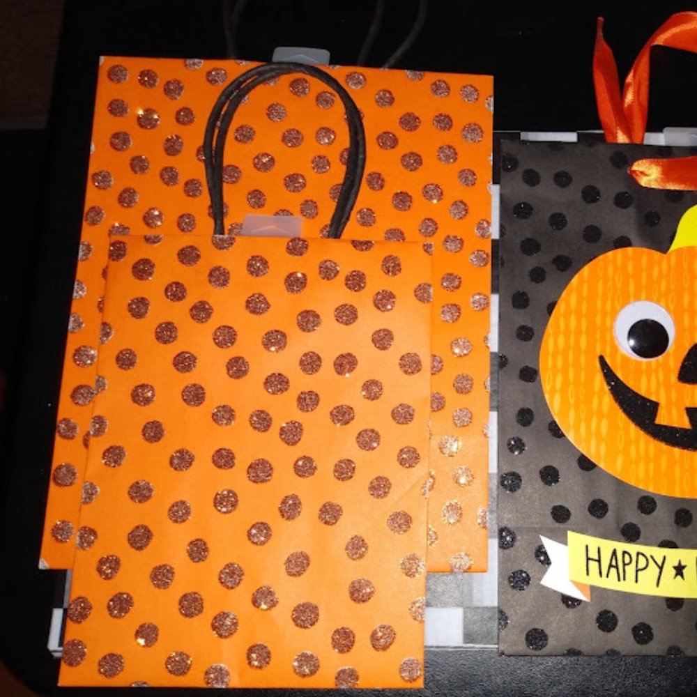 HALLMARK 3pc HALLOWEEN PUMPKIN WITH GOOGLY EYES + ORANGE POLKA DOT GIFT BAGS - Picture 2 of 5